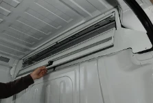 Apertura scomparto sopra cabina