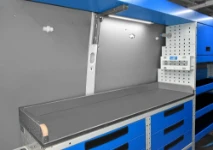 Banco di lavoro con copertura in acciaio inox su furgone allestito 