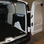 Bloccaggio con barra e cinghie su officina mobile per cablaggi strutturati