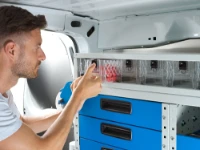 Cassettiere con elementi trasparenti montate su furgone