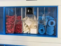 Cassetto trasparente diviso in tre parti