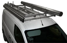 Contenintore clindrico in acciaio per tubi e portascale sul tetto del Connect