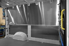 Dettaglio del vano di carico con pannelli di protezione del MAN TGE