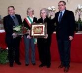 la Consegna del Premio da parte del Sindaco Silvia Pasinato 