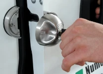 La porta aperta con la serratura SATURN EVO solidale alla porta