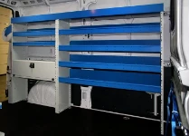 La scaffalatura sul lato sinistro del Boxer 