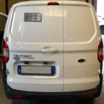 Le griglie a gelosia per aerare il vano di carico del Courier Ford