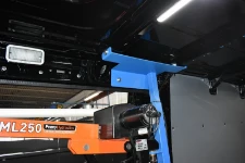 Particolare dell'aggancio del sostegno alla carrozzeria del furgone