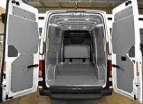 Pianale e copriparatia in legno marmato e rivestimento in acciaio per MAN TGE