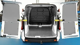 Pianale in alluminio mandorlato e pannelli laterali nel vano di carico del Ford Custom