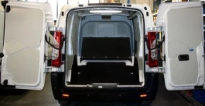 Pianale in legno e rivestimenti in lamiera per scudo