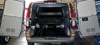 Pianale, pannelli laterali e stanghe per capi appesi.