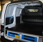 Piano in legno rialzato e cassettiere per allestimento Nissan NV200