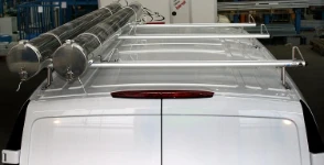 Portatubi in inox e portapacchi in alluminio sul tetto del Vito