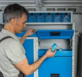 SCAFFALATURA CON ANTINA DI CHIUSURA