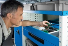 Scaffalatura per attrezzare il furgone