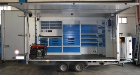 scaffali e attrezzature per laboratorio montate su rimorchio