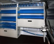 Scaffali, ripiani e scomparti sul lato sinistro del Custom