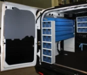 Serie di cassettini su furgone arredato per montaggio e manutenzione tende da sole