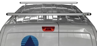 Sfruttare il tetto del NISSAN NV200 per tubi e scale.