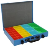 Valigia con vaschette in plastica e cerniere antiribaltamento.